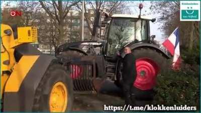 Dutch Farmers Update: Police using a bulldozer to move tractors. A mob of officers come from behind to detain protester in van.
