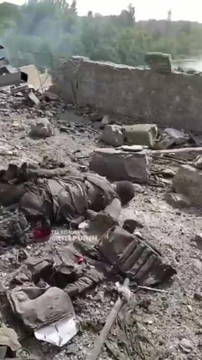 Consequences of strike on the roadbed of the Kakhovka HPP bridge. (Dead 0rkZ warning)