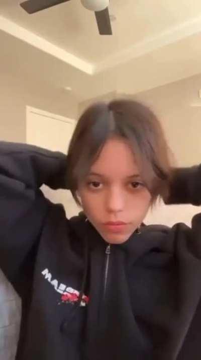 Jenna tieing her hair up