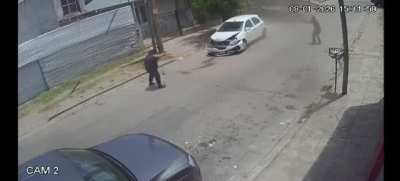 Merlo: Delincuentes escapaban marcha atrás y salieron volando