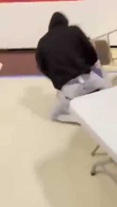 Kid is assaulted and beat with a chair in school cafeteria