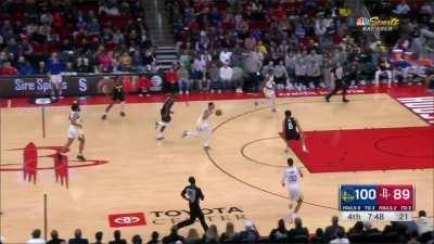 [Highlight] Jordan Poole says you reach I teach as he goes behind his back and drops off the wraparound dime to Kuminga for the dunk!