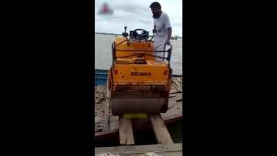 To load a road roller on a boat