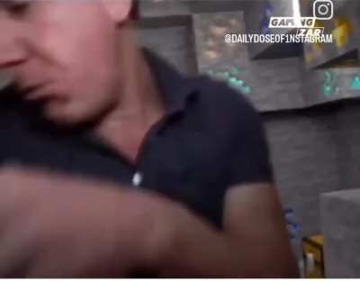 Gordon Ramsay cooks villagers an 8 hunger bar meal 🤯