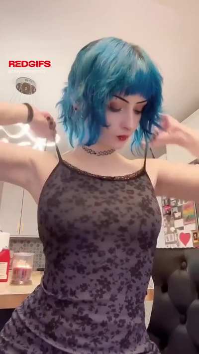 The perfect goth reveal