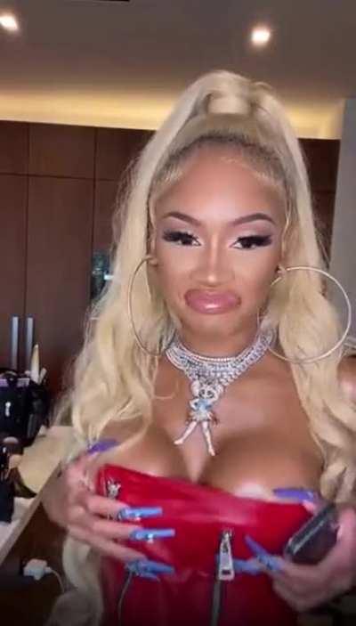 Grabbin’ those thangs 🍒