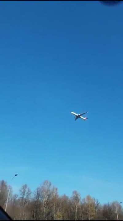 Car drivers, who regularly pass by Vnukovo Airport, notice, that the planes seem to be floating in the air. As they say, this phenomenon is observed regularly. But the reason behind it is unclear.