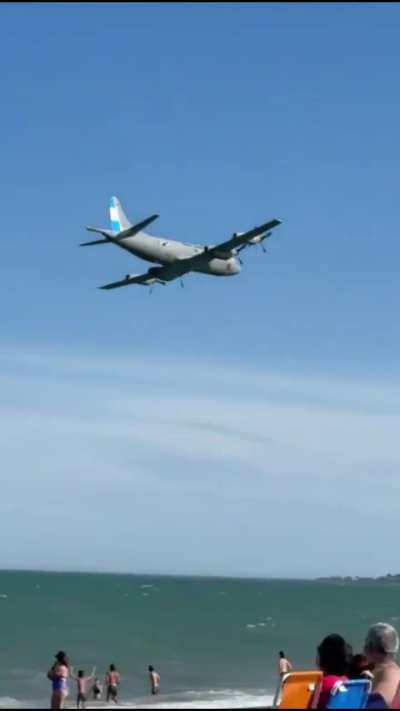 Lockheed P-3C Orion, matrícula 6-P-57, perteneciente a la Escuadrilla Aeronaval de Exploración de la Armada Argentina, realizando en el día de ayer un pasaje a modo de saludo sobre Playa Unión, Chubut