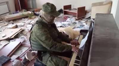 ru pov: Russian soldier plays piano in the ruins of a building in Ukraine (song: Temnaya noch - Dark is the night)