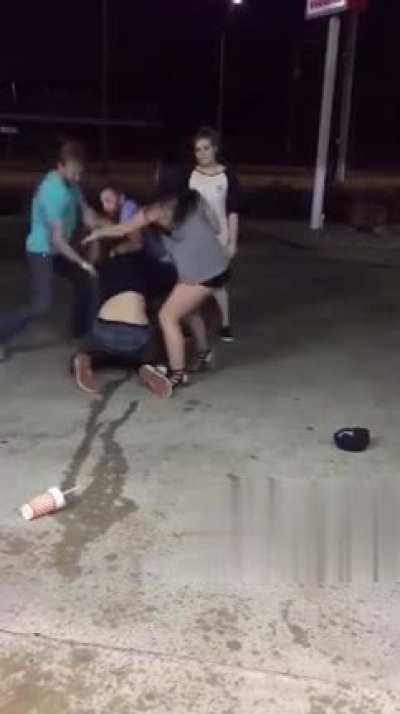 Dude knocks out a female during a brawl