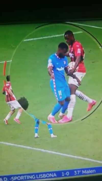 Lemar handball before penalty call