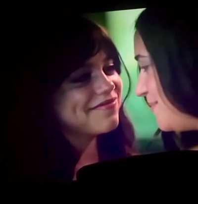 Jenna kissing girl