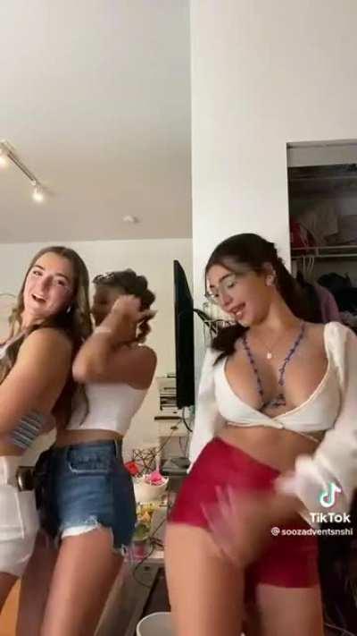 Showing Off Her Girls 😉 [Soozadventsnshi]