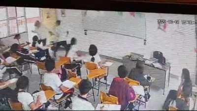 En una secundaria de Ramos Arizpe, Coahuila, un alumno que atacó con una navaja a su maestra en plena clase; el menor fue detenido mientras la profesora es reportada fuera de peligro. 