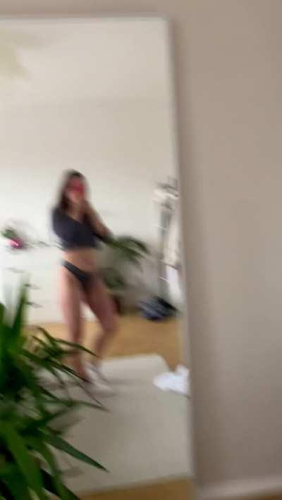 Hi to the 4 horny guys who will see this 🍑