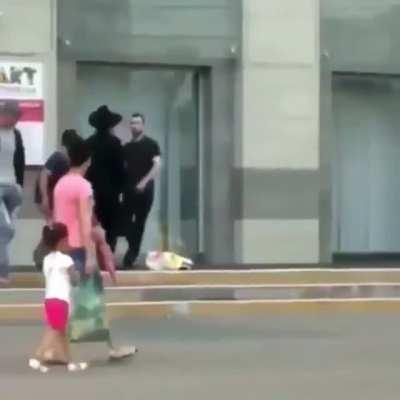 Nicht in Ordnung. Das ist Rassismus und Antisemitismus und kann nicht geduldet werden. Wir haben ein ziemlich großes Problem.