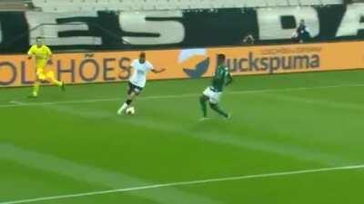 Boa defesa do Weverton em chute do Vital