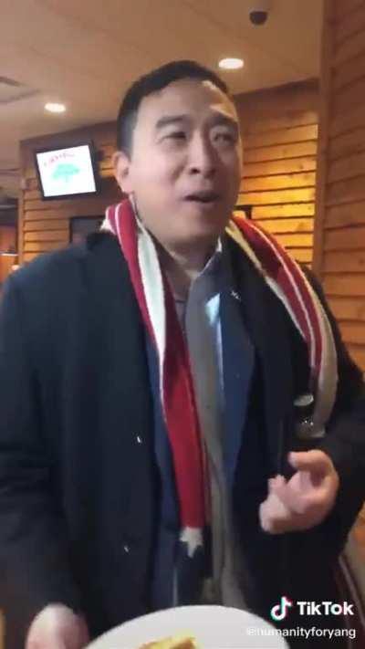 Yang wants the pizza pizza. 😂😂