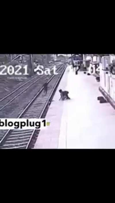 Hero saved a child's life, who was walking with his BLIND mother slipped and fell on the railway track, Mumbai