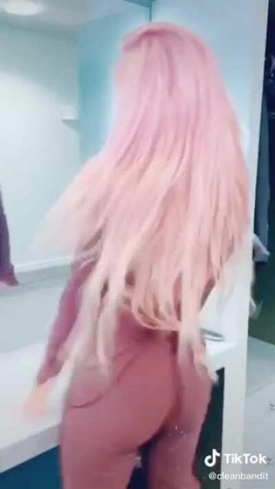 Grace strutting around dressing room - looking peachy 🍑