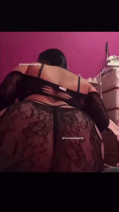 Twerking with this lovely black lingerie. 🖤