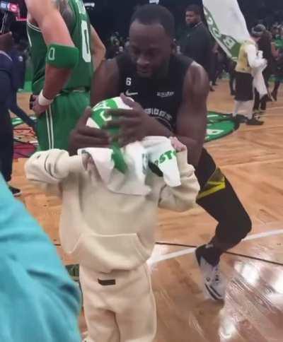 ⚠️AMBER ALERT⚠️ 5 y/o Boston, Massachussets please call 911 if you recognize this man