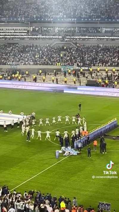 Que estan haciendo ellas?