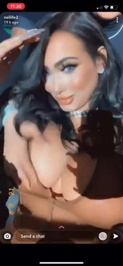 I wanna play with her boobies 😢