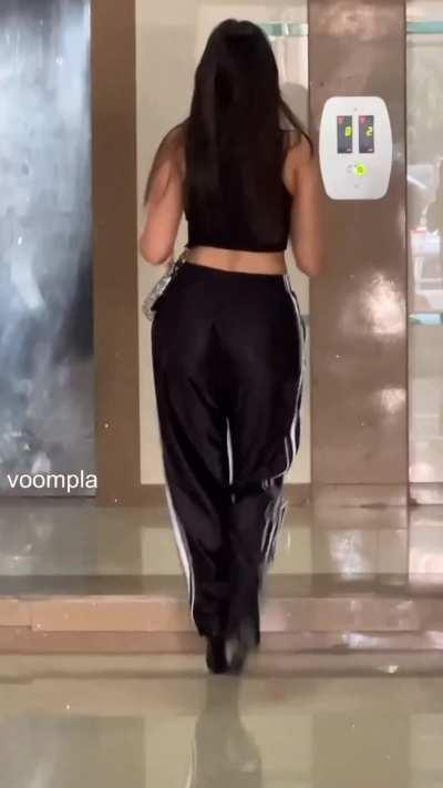 NoRa-ndi Fatehi ki gaand chudwa chudwa kar failti jaa rahi hai aur iski gaand ka chhed kitna bada hogaya hoga yaar, soch raha hoon ek flat lelun iske chhed me. 5 laude bhi andar legi ek saath to bhi iski gaand loose ho rahegi. RAAAND SAALI.