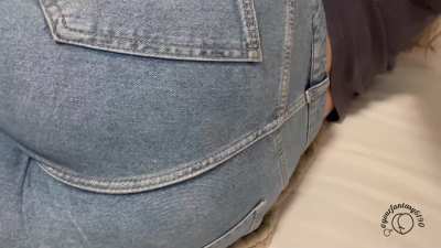 How long can you resist between my ass cheeks while I fart in these tight thick jeans ?🥵🥵