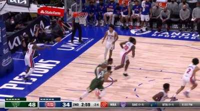 [Highlight] Giannis spins and puts Isaiah Stewart on a poster