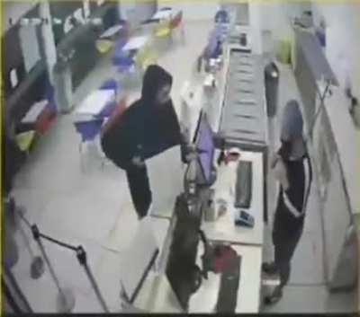 [SOLANO] Un chorro rengo afana un Grido con un paraguas