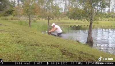Man saves his pupper from an alligator.