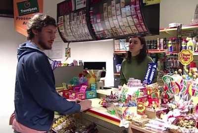 El Chiqui nos demuestra lo poco que avanzó la sociedad.... pasaron más de 20 años y todavía no se puede saber que trae el kinder