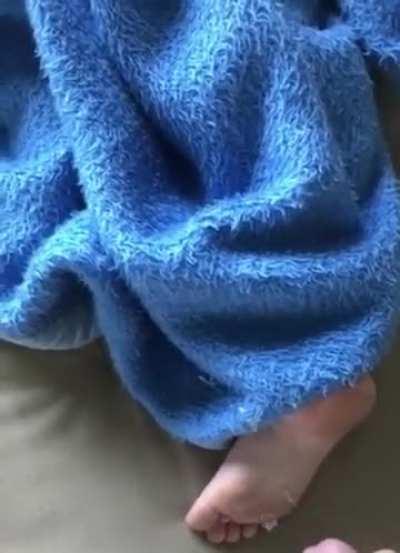 Quick cumshot on her cute soles