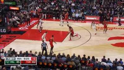 [Highlight] Scottie Barnes bodies Giannis for a wide open layup to put the Raptors up 19