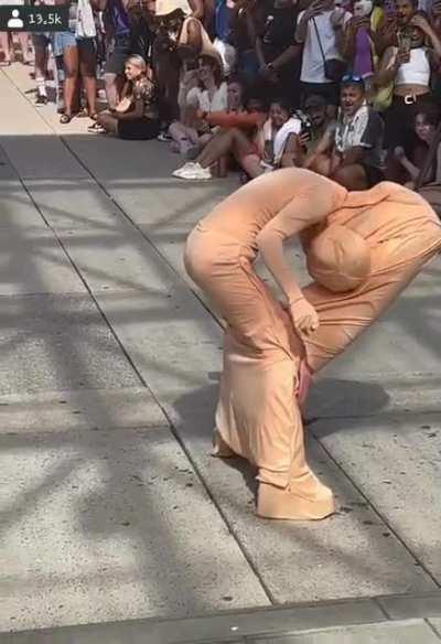 imagínate esta arma mortal a manos de baradel y cfk... mañana hay uno en todas las escuelas y con pañuelo verde atado en la mano