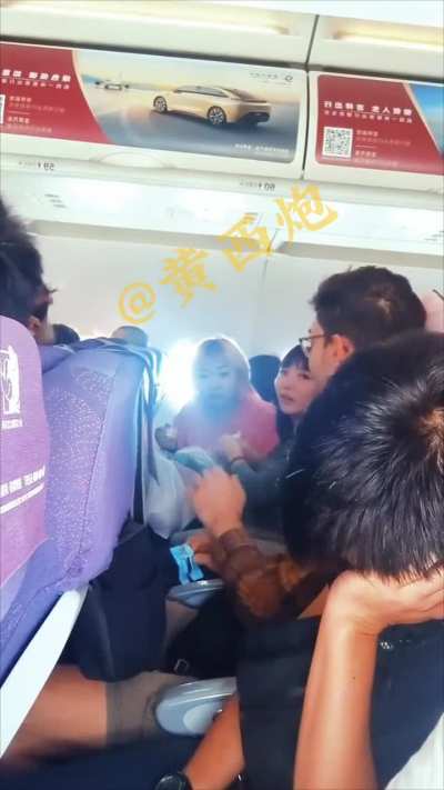 网友吐槽：飞机是公共场合，这两位女士一直在和旁边的外国帅哥搭话，声音很嘈杂，且全程不自觉已经打扰到很多人休息。我已经多次眼神提示，她们多次往我这个方向拍照，我不知道是不是对我的提示有所抗拒，全程100分钟，始终不知道停止吵闹…