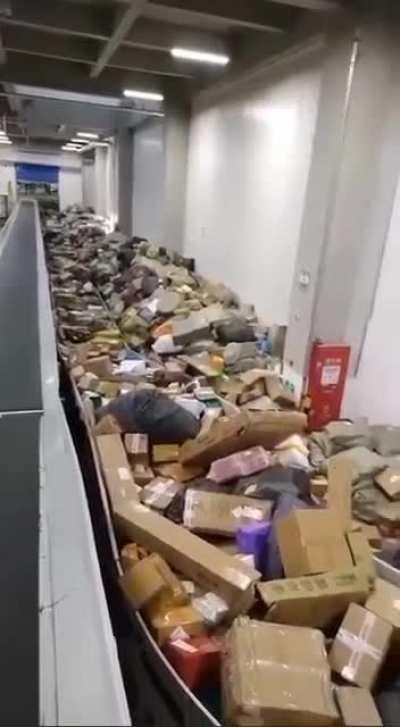 New wave of covid causes the post office to collapse in China