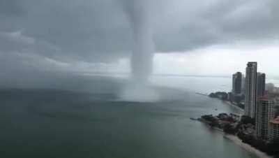 🔥 Massive waterspout spotted in Malaysia (April 2nd 2019)