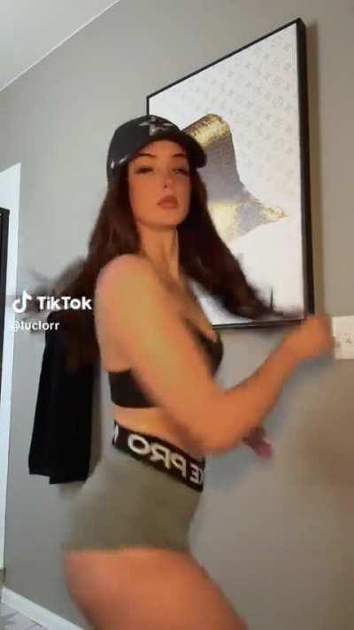 @luclorr goddamn that ass perfect