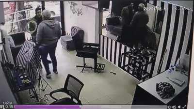 Robo con arma de juguete sale mal - Final inesperado.