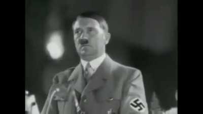 Hitler escupiendo factores :caritafacherita: