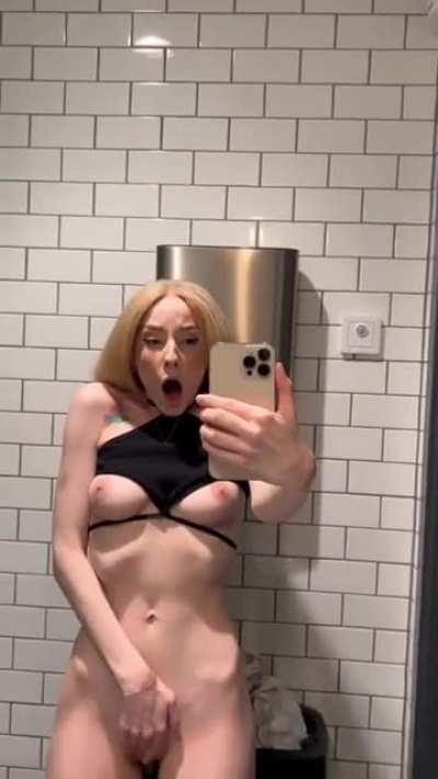 Got the urge? Get to burger king! 🥰 [gif]