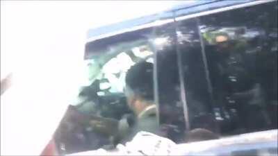 “Que se baje, que se baje” “Atiendes a la madre del chapo cabron a nosotros no”