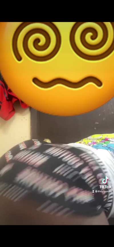 Big booty darkskin bouncing her shi like 🏀🏀