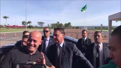 Embora o assessor do presidente se defenda afirmando que estava arrumando a lapela do terno, o gesto é conhecido não apenas por supremacistas brancos, mas também pelo presidente, que repreendeu um seguidor em fevereiro do ano passado, por fazer o gesto en