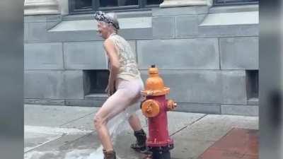 So cool to see this old lady reliving her childhood!