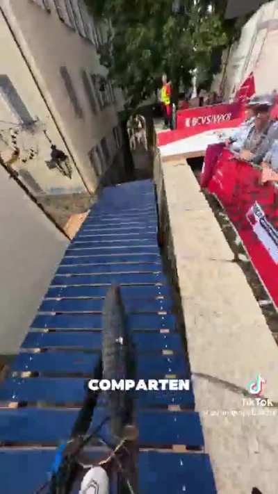 Jerónimo Paez bajando por un castillo en Suiza