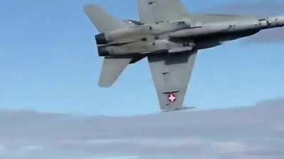 🇨🇭 A beautiful maneuver by the Swiss Air Force, shooting 